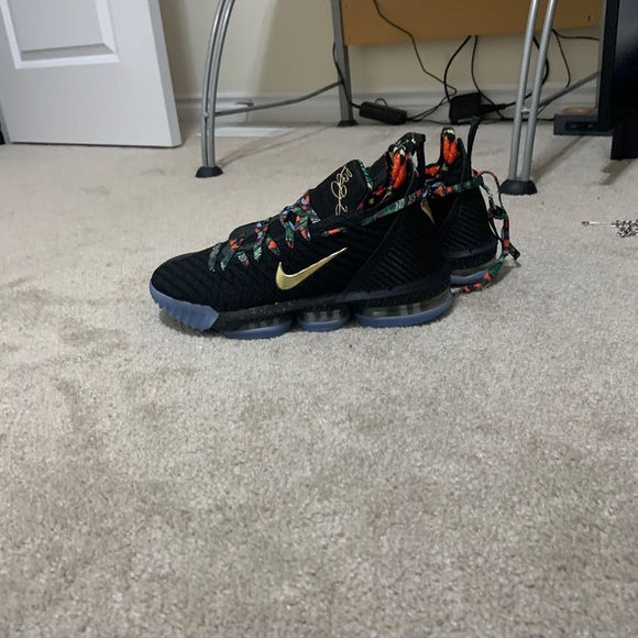 Lebron 16 watch kings throne - Picture 3 of 4